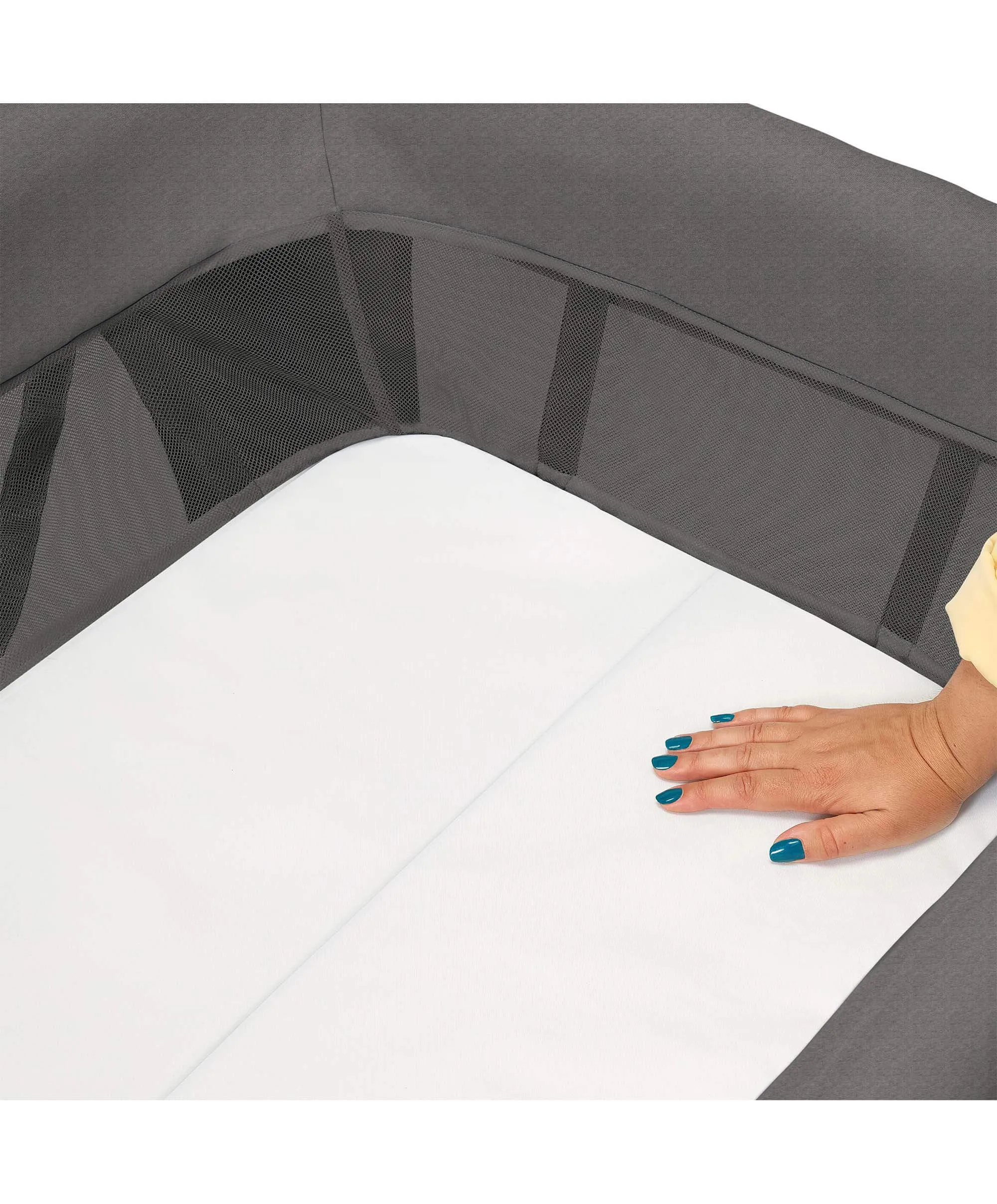 Maxi-Cosi Swift 3-in-1 Bassinet, Travel Cot and Playpen - Beyond Graphite